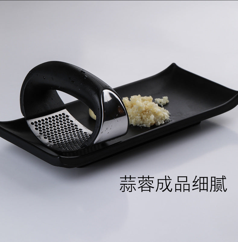 The new circular garlic press manual garlic masher garlic masher multi-purpose arc kitchen garlic grinder kitchen Amazon